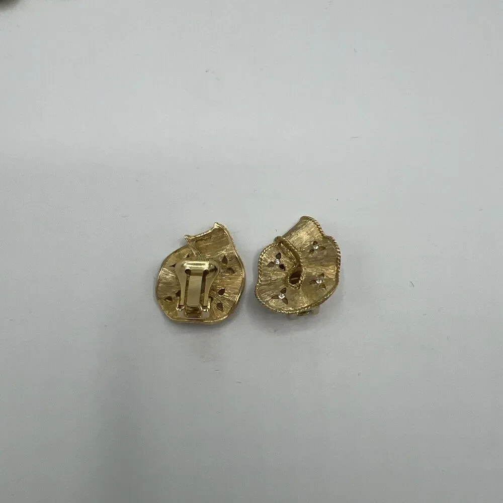Gold Plated Ribbon Lapel Pin Brooch and Clip-On Earrings Set Vintage Jewelry